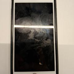 Okostelefon iPhone wit/rose, zwart hoesje, amint azt Regio Limburg - Leuven az iLost segítségével jelentette.