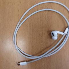 AirPod-ak, gisa salatu by Inntel Hotels Amsterdam Centre iLost erabiliz
