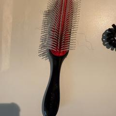 Spazzola read, black, red, come riportato da Room Mate Bruno utilizzando iLost
