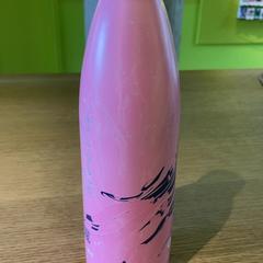 Ur botila Pink, gisa salatu by MEININGER Hotel Berlin East Side Gallary iLost erabiliz