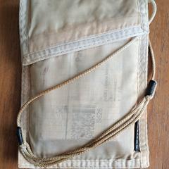 Beige tasje, come riportato a iLost