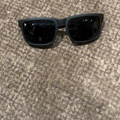 サングラス Zwart がiLostで Van der Valk Hotel Apeldoorn - De Cantharel によって報告されました