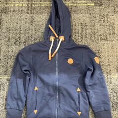 Vesta Hoodie donker blauw, jak nahlášeno Connexxion Noord Holland Noord Alkmaar pomocí iLost