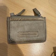 Cartera met inhoud, segons ha informat Gemeente Gooise Meren mitjançant iLost