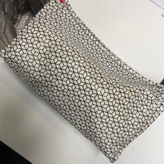 Bolsa white and black / toiletry bag, segundo informou Vienna House Easy by Wyndham Amsterdam Airport usando iLost