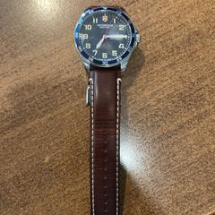 Hodinky Brown leather strap-Victorinox Swiss Army, jak nahlášeno Leonardo Hotel Amsterdam Rembrandtpark pomocí iLost