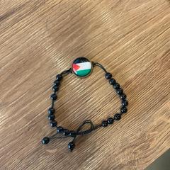 Bracelet Noir, a été signalé par MEININGER Hotel Marseille Centre la Joliette utilisant iLost