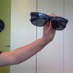 Occhiali da sole bleu foncé, come riportato da MEININGER Hotel Lyon Centre Berthelot utilizzando iLost