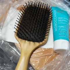 Crema & Spazzola per capelli, come riportato da Carlton Beach Hotel utilizzando iLost