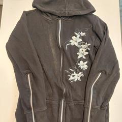Vest zwart met bloemen, zoals gemeld door Avonturenpark Hellendoorn met iLost