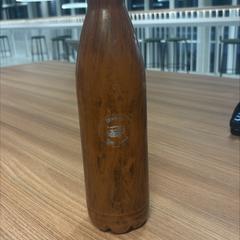 물 병 brown, iLost를 사용하여 Vrije Universiteit Brussel (VUB)에 보고됨