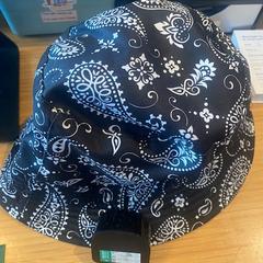 Cappello a secchiello & Adattatore black, come riportato da Amsterdam ID Aparthotel utilizzando iLost