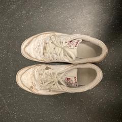 Sneaker White, gemeldet von Ramada by Wyndham Amsterdam Airport Schiphol über iLost