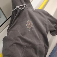 Grijze trui / grey sweater، كما تم الإبلاغ عنه عبر iLost