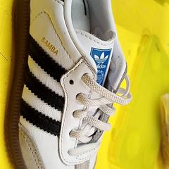 Scarpe da ginnastica Blanche, come riportato da IKEA Lille utilizzando iLost