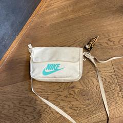 Bolsa, ha sido reportado por Designer Outlet Roosendaal con iLost