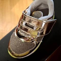 Sapatos, como reportado por IKEA Paris - Plaisir utilizando o iLost