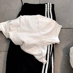Tshirt + broek, come riportato da Ziekenhuis Oost-Limburg utilizzando iLost