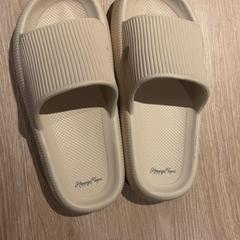 Sandali Happy Flops, come riportato da Van der Valk Hotel Eindhoven - Best utilizzando iLost