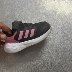 Sko Adidas schoen zwart/roze, rapporterat av IKEA Amsterdam med iLost