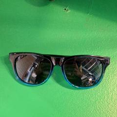 Lunettes de soleil Bleue et noire, ako bolo nahlásené IKEA Grenoble pomocou iLost