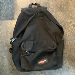 Mochila Zwart Eastpack, ha sido reportado por Gemeente Amsterdam con iLost