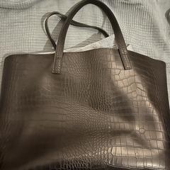 Zwarte tas +meisjes kleding+ make up, iLost'a bildirildiği gibi