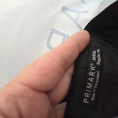Witte Primark tas met zwarte broek en schoenen, segundo informou a iLost