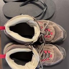 Sneaker & Badeschuhe Brown, black, gemeldet von MEININGER Hotel Dresden Zentrum über iLost