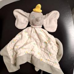 Brinquedo de peluche, como reportado por IKEA Paris - Italie Deux utilizando o iLost