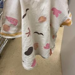 Camisa + grijze broek, como reportado por IKEA Utrecht utilizando o iLost