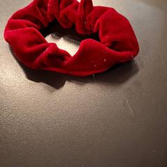 Rubber bands Rouge pour cheveux en velours, as reported by IKEA Paris - Plaisir using iLost