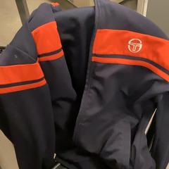 Jacke Red/blue, gemeldet von MEININGER Hotel Copenhagen über iLost