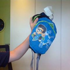 Motxilla infantil bleu vert et noir, segons ha informat MEININGER Hotel Lyon Centre Berthelot mitjançant iLost
