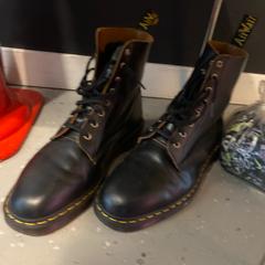 Schoenen BLACK, zoals gemeld door Room Mate Bruno met iLost