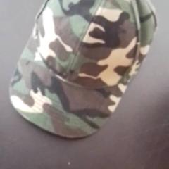 Gorra de beisbol, segons ha informat Apenheul mitjançant iLost