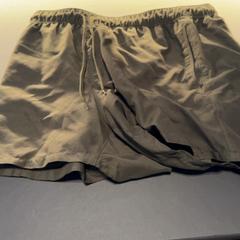 Shorts de baño groen, ha sido reportado por Van der Valk Hotel Houten con iLost