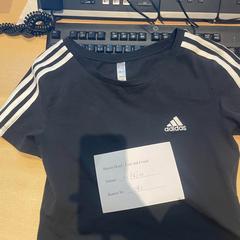 Košile adidas zwarte sport top, jak nahlášeno Haven Hotel Rotterdam pomocí iLost