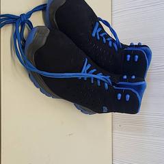 Sneaker Zwart met blauw, come riportato da Transdev Gooi en Vechtstreek utilizzando iLost