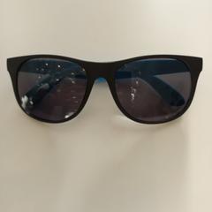 Des lunettes de soleil, a été signalé par Arriva Limburg Zuid utilisant iLost