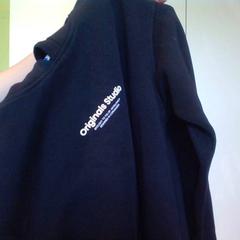 Sweat à capuche noir, a été signalé par MEININGER Hotel Lyon Centre Berthelot utilisant iLost