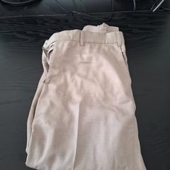 Pantalones Beige, ha sido reportado por Ramada by Wyndham Amsterdam Airport Schiphol con iLost