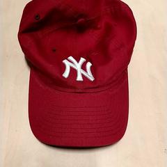 Baseballcapen Kleur rood, som rapportert av IKEA Zwolle ved bruk av iLost