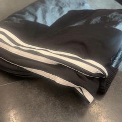 Pantaloni da tuta, come riportato da Rotterdam The Hague Airport utilizzando iLost