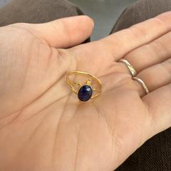 Gouden ring met blauw steentje, jak bylo nahlášeno na iLost