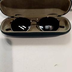 Sonnenbrille avec étui noir, gemeldet von IKEA Toulouse über iLost