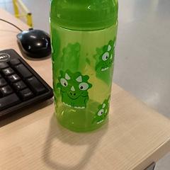Gourde plastique verte Dinosaure, ha sido reportado por IKEA Toulouse con iLost