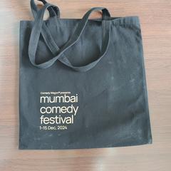 Zwarte tas van Mumbai Comedy Festival '24 met LP, iLost'a bildirildiği gibi