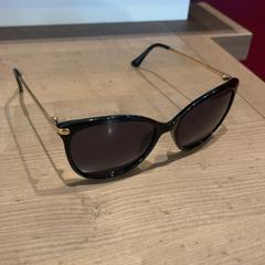 نظارات شمسية Zwart met gouden accenten، كما تم الإبلاغ عنه بواسطة Pathé Arnhem عبر iLost