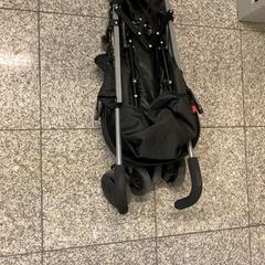 Cotxet de nadó Zwart, segons ha informat Eindhoven Airport mitjançant iLost